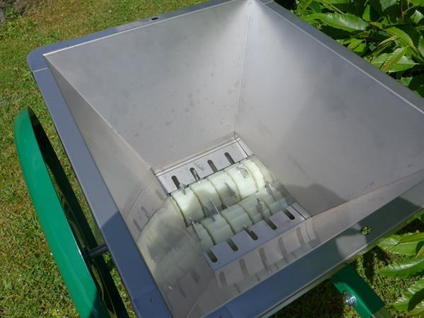 Hedelmämylly, käsikäyttöinen, punainen – 20 L, ruostumaton suppilo