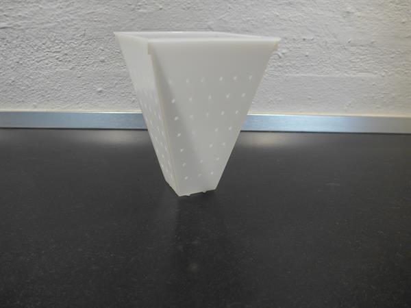 Pyramidinmuotoinen juustomuotti pienille homejuustoille