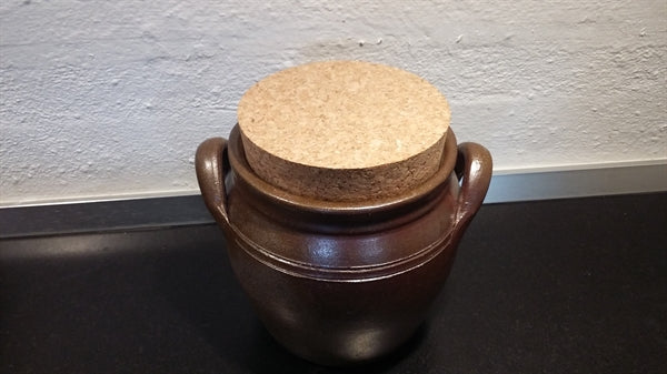 Kartiomainen korkkitulppa. Halk. pohja 90 mm, halk. yläosa 95 mm, 2 kpl